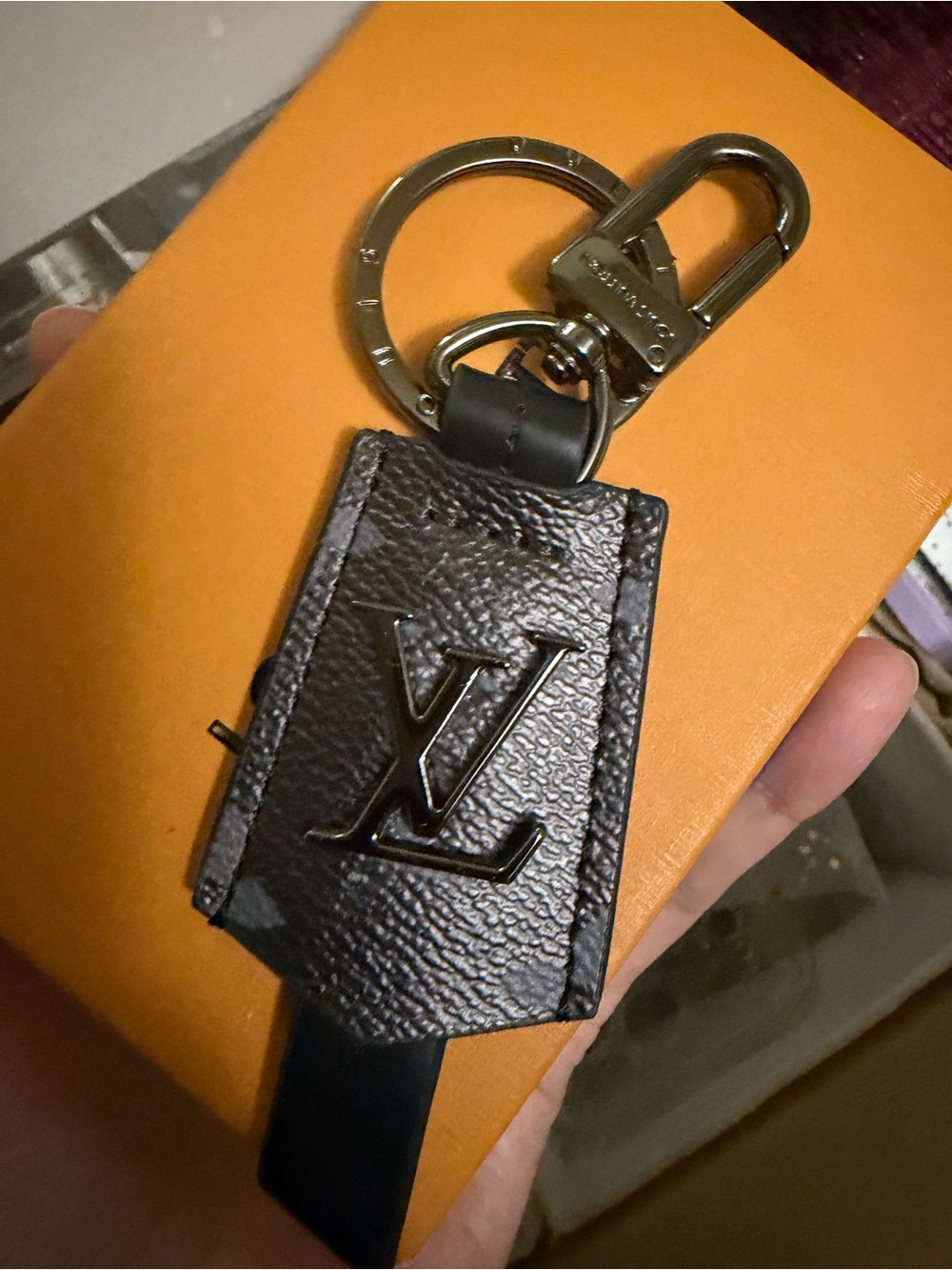 LBlack Leather Keychain with LV Logo - Picture 3 of 3
